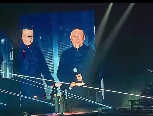 岳云鹏深夜发文回应北京个人演唱会“非要唱”。
岳云鹏首先透露演唱会结束后他认真看