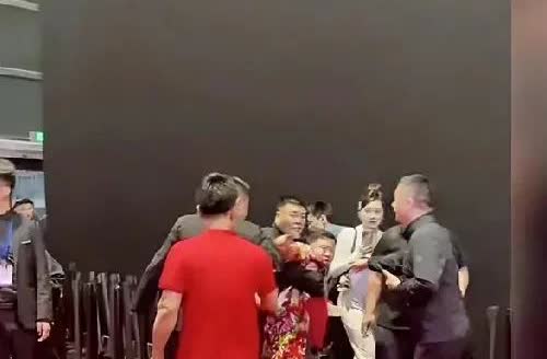 “只要自己不尴尬，尴尬的就是别人。”重庆“卤鹅哥”在上海车展强行投喂“红衣大叔”