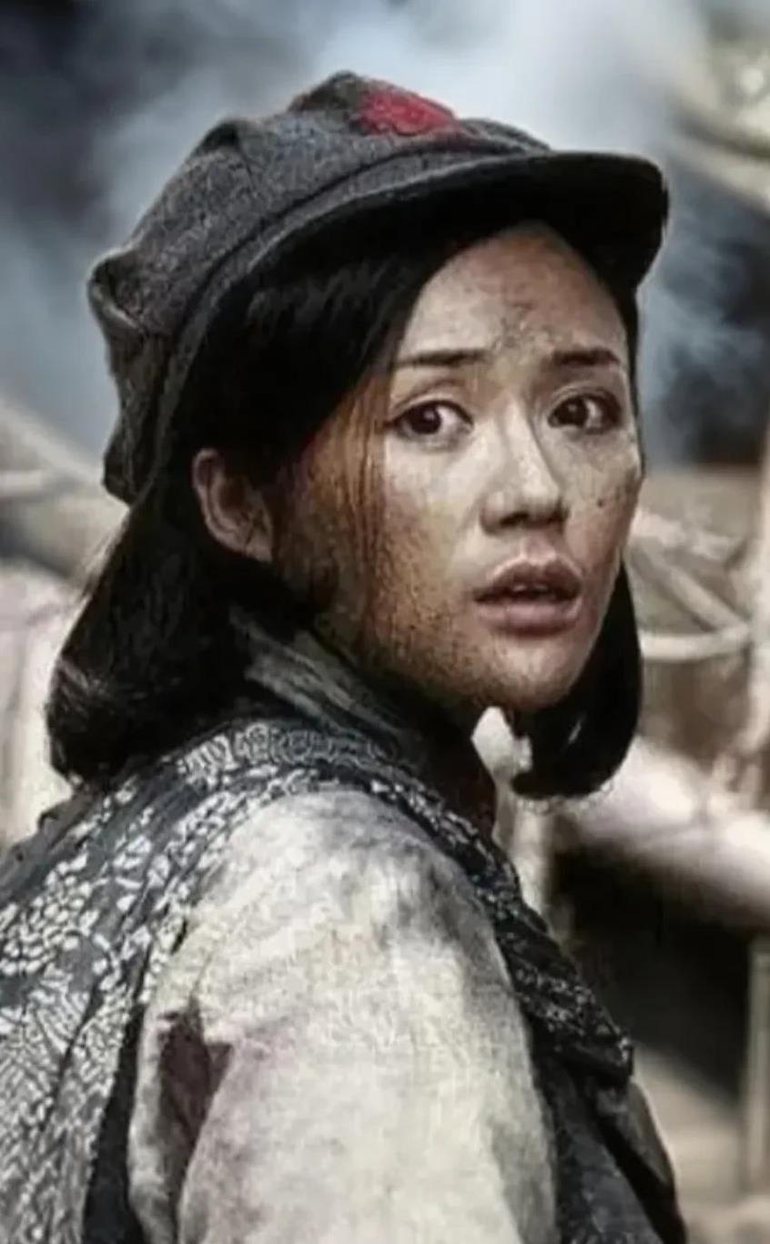 女战士被生拉硬拽地拖出孤儿院，姓崔的一脸挑剔，就像挑牲口似的上下打量了她一番，又