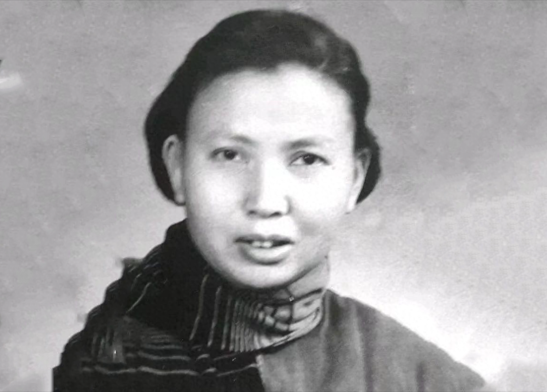 1941年，“双枪老太婆”莫林被捕，日军在活埋她时问了句：“你认识双枪老太婆吗？