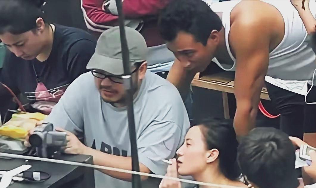 原来宋佳还抽烟！抽烟的姿态很娴熟，看样子烟瘾还不小！#宋佳#
