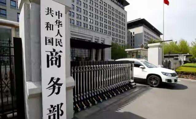 在美方宣布“对等关税”后，因市场反应激烈，内外压力之下，特朗普连退两步。先是宣布
