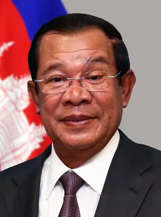 很多人说洪森像历史上的曹操、朱温、刘裕等野心家，可以挟天子以令诸侯，但是，了解柬
