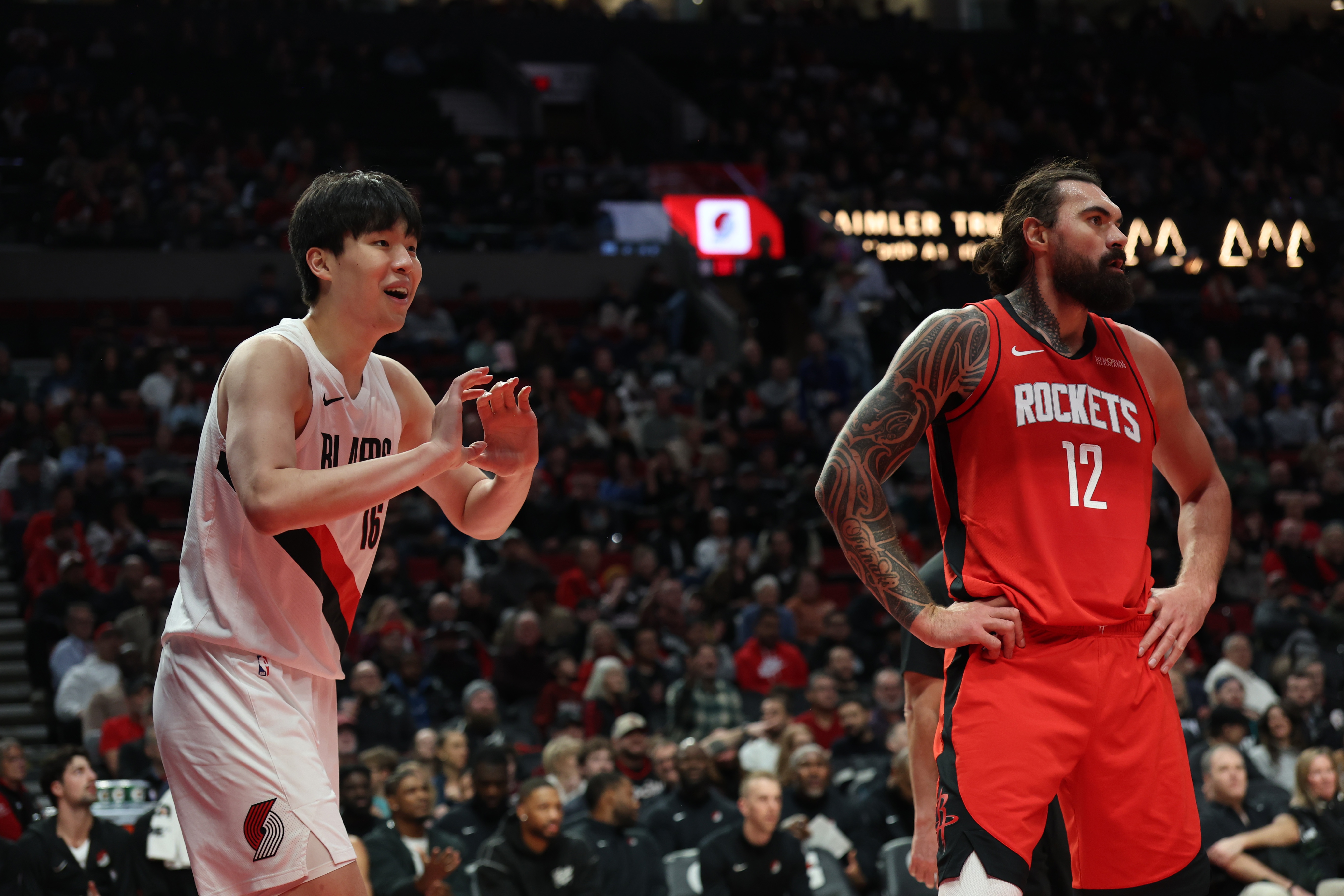 芬尼·史密斯这位火箭队花重金签下的明星前锋，其实近来表现相当一般，在比赛当中他没