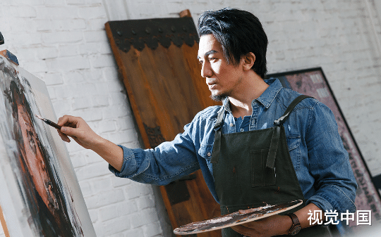 住桥洞的落魄画家遇见独身大婶，大婶带他回了家