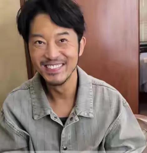 沙溢应该后悔做烤瓷牙了吧
按时间线来说，他应该是先做的烤瓷牙，后减的肥，晒的黑。