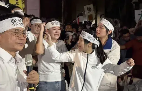 北检集会 王鸿薇情绪崩溃落泪

北检今日对国民党台北市党部展开搜查行动，并约谈了