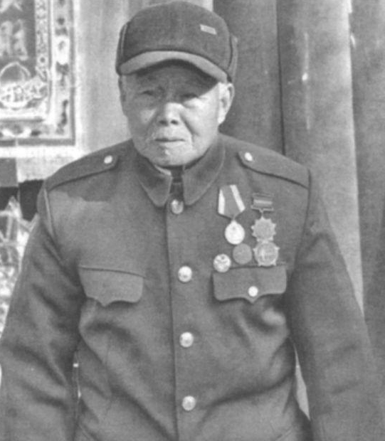 1956年，一解放军少尉副连长转去厅属建筑公司任保卫科干事，月薪66元，谁知，第