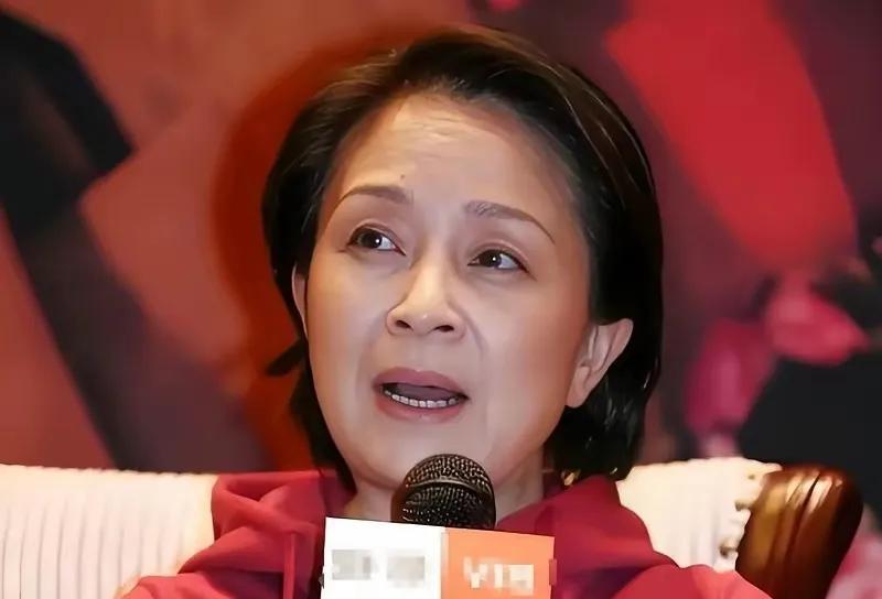 当年在《篱笆女人和狗》里饰演“巧姑”的刘莉莉，第二任丈夫嫁是一个富商，她已变成有