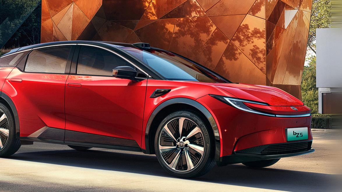 国内车企忙着“打架”，合资车闷头向前，丰田bZ5成智驾辅助新星了