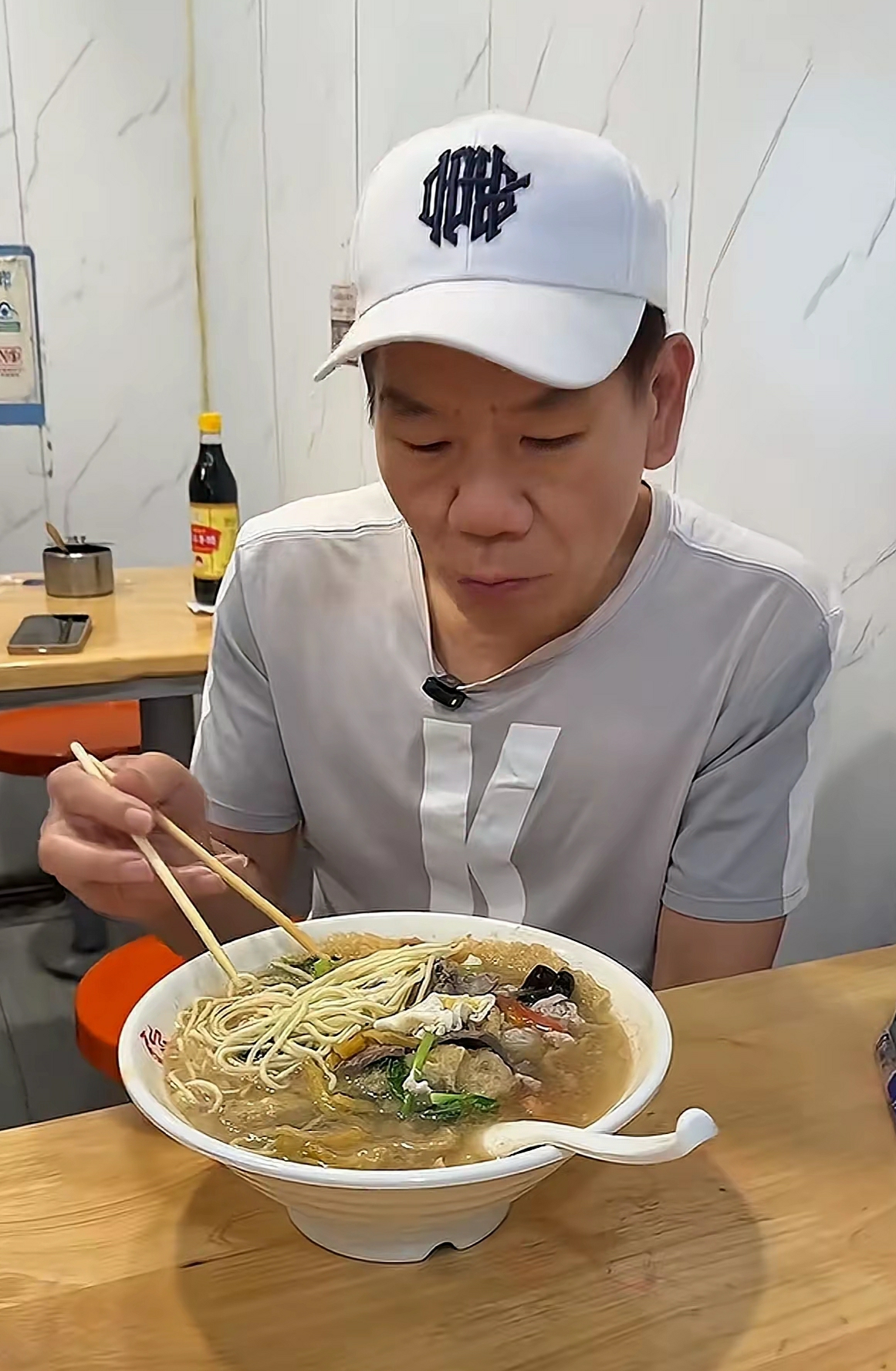 去吃面，看我碰到谁了？