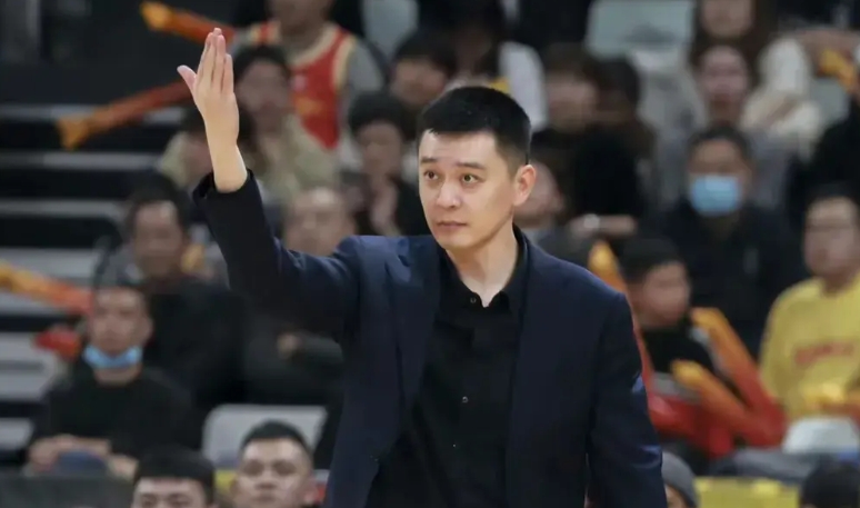 杨鸣的长相与个性极不匹配。
杨鸣，辽宁男篮主教练。打球时代，是个俊俏的小伙子和温