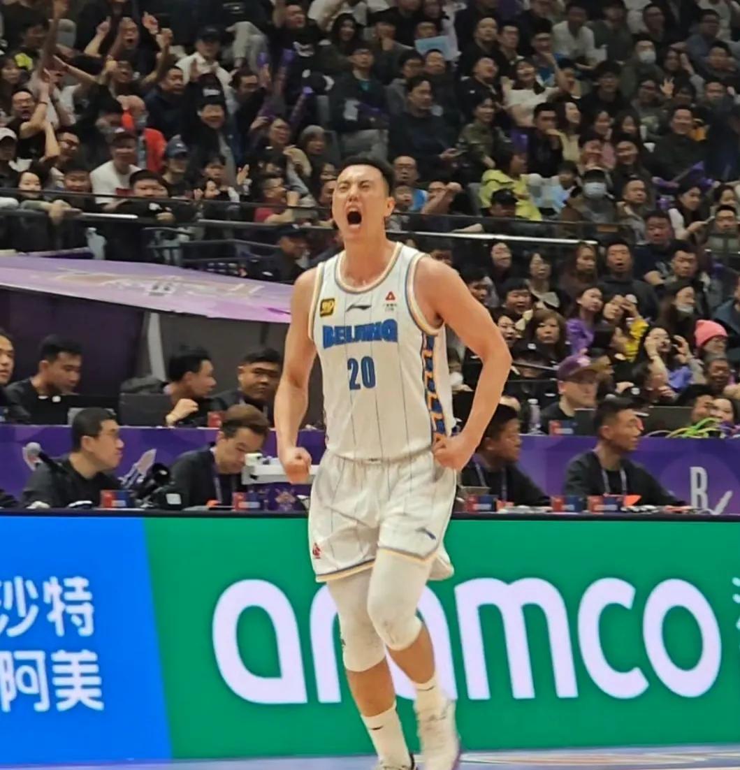 霸气！翟晓川赛前说争取投进三个三分球，结果就真的轻松实现了！
4月21日，CBA
