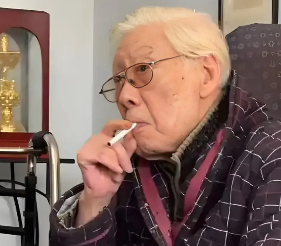 康熙:“李德全，新进贡的烟拿给大家尝尝”

李德全:“这是北京卷烟厂刚送来的中南