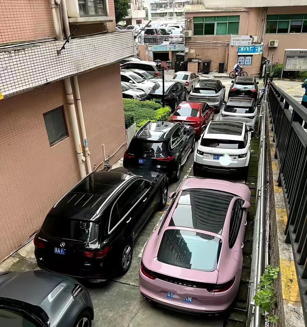 在这样的小区住一天行，两天行，要是天天如此就太压抑了。
中国这样的小区有很多，各