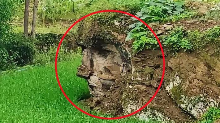 照片里冒出一个“人”，顿觉一阵寒意，不得不感叹大自然鬼斧神工