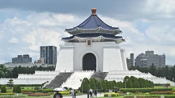 台当局拟将中正纪念堂改为“台独教育园区”
台行政机构负责人卓荣泰19日主持“推动