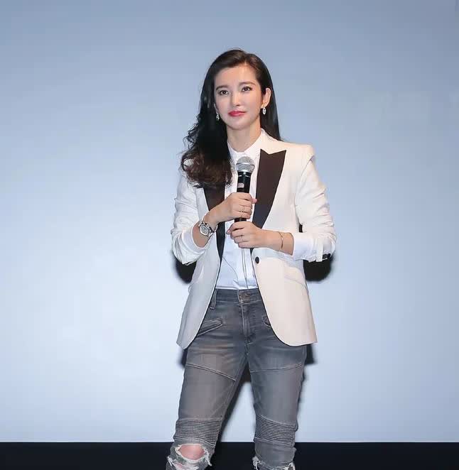 李冰冰确确实实可以称之为不老女神，1973年的她还走在时尚的前沿。如果在农村，这