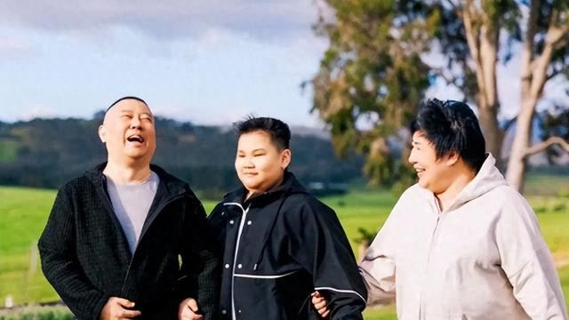 郭德纲一家澳洲度假晒合影，10岁郭汾阳 200 斤超爸妈，面相显狠劲