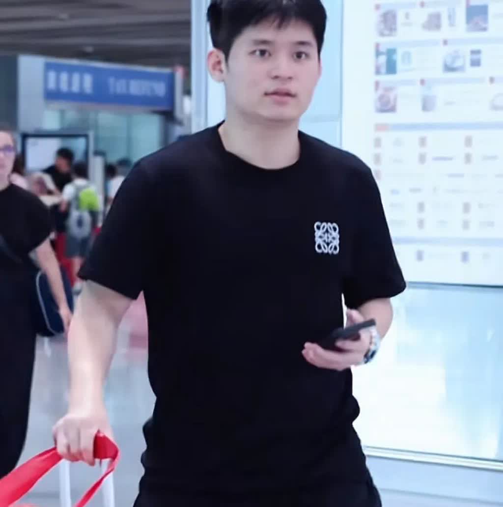 林诗栋走机场，没有口罩没有帽子，也没有偶像包袱，主打一个我行我素，和标志性的大红