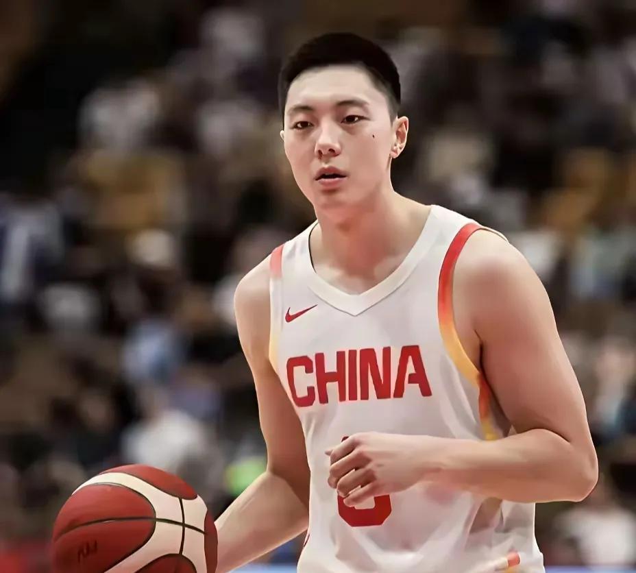 中国男篮大比分战胜印度，让球迷再次看到了一支年轻化、士气高、拼劲十足的球队，在缺