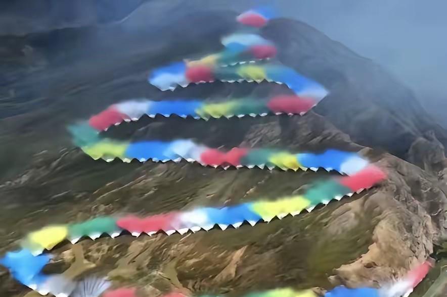 把不同颜色的烟花按照顺序燃放，然后再起个好听的名字《升龙》，这难道就成了一种艺术