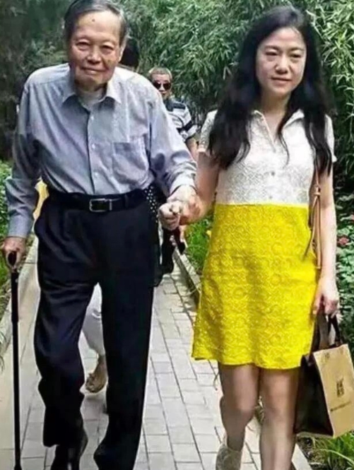 二十年过去了，翁帆不再年轻了，变得很普通了，就像菜市场卖菜的大妈一样了。年轻时她