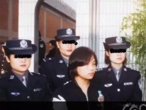 这个是2002年9月4日，靳瑞娟被押赴刑场时拍摄的一张照片。 靳瑞娟是新郑人，案