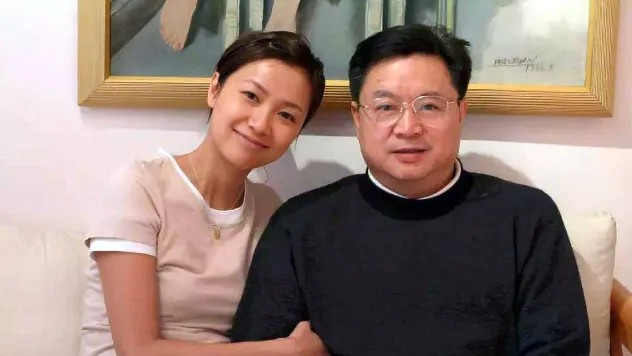 徐静蕾与父亲在一起
她不结婚不要孩子父母真是急了