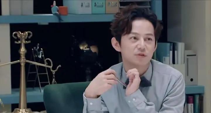 以前何炅为啥突然被封杀的报道，就是曝光被签约的艺人在你初出茅庐签下长期合同，然后