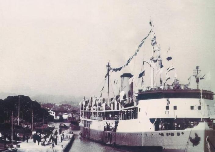 1946年有对地下党员夫妻，带着2岁的儿子执行任务，乘船时遇上特务登船搜身，两人