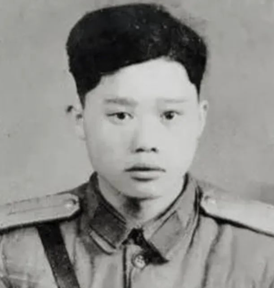 1951年1月28日，志愿军战士潘天炎因为生理需要去附近的草丛解决，却意外发现阵