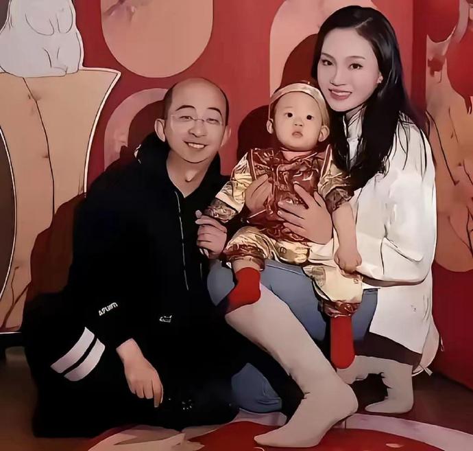 别看巨兴茂身形不高，相貌不算出众，却有着远超外在的实力与成就，他的妻子更是容貌靓