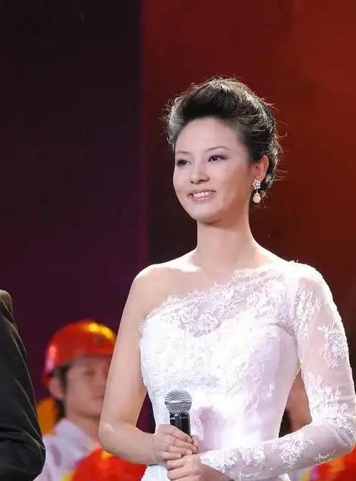 管彤，这个名字或许对一些观众来说稍显陌生，但提起她在央视的那些年，那些经典节目，