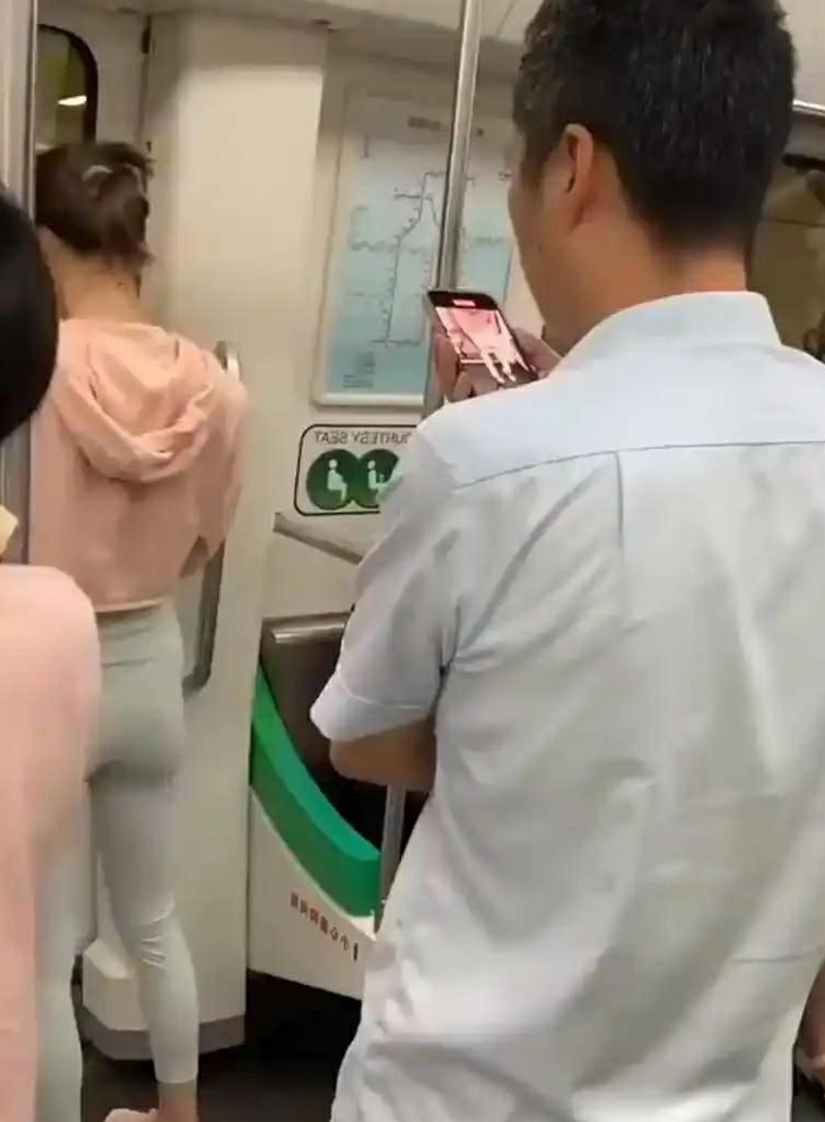 这位小哥也太勇了。被发现可不是道个歉就完事了的