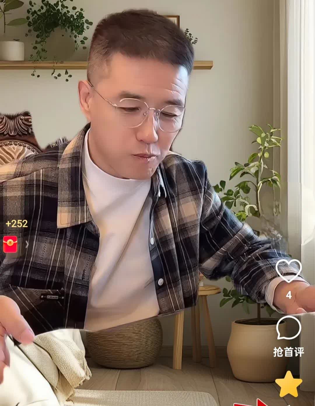 关小平和二姐当年为啥只要一个孩子？二姐和关小平说法各异。
二姐说，如果要的孩子
