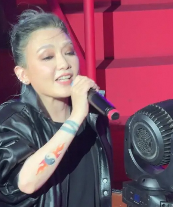 范晓萱现身上海活动，演唱经典缅怀大 S，舞台精灵风采依旧