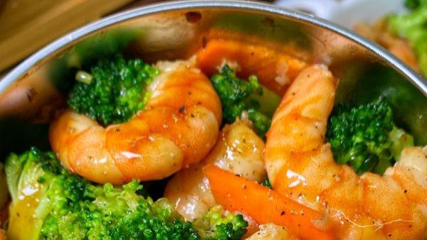 夏日减脂救星！西兰花炒虾仁，低卡到能原地起飞，好吃到忘记奶茶