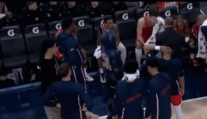 昨晚洛杉矶德比，快船主帅泰伦·卢在暂停期间情绪失控，将战术板重重摔在地上。更令人