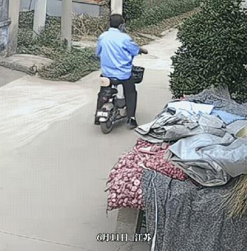 你是保一方平安的保安，为何变成了贼？男子骑车路过时看到农户家的大蒜放在门口，往屋