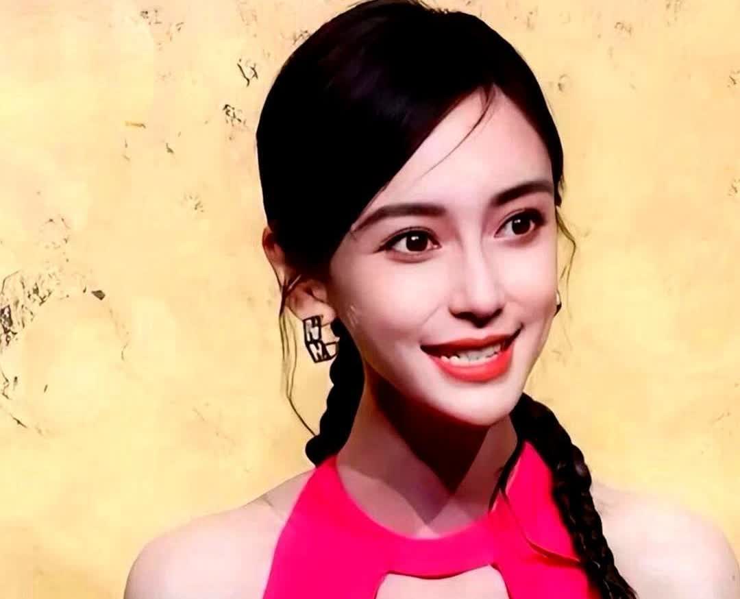 杨颖好看得让人看不够

我今天看到杨颖的照片，哇，真是太美了！她穿得很好看，
