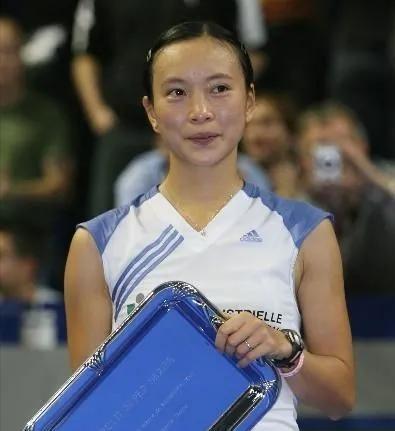 1999年，四川一女孩拿到世界冠军后，被教练踢出国家队。谁知4年后，她加入法国籍