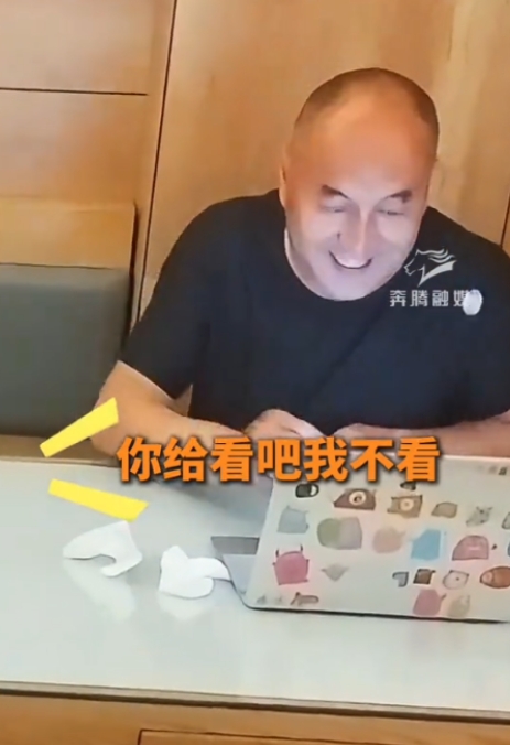 “上岸了！”内蒙古，爸爸陪女儿凌晨查分，女儿吓得不敢看，躲得远远的！直到爸爸喊出