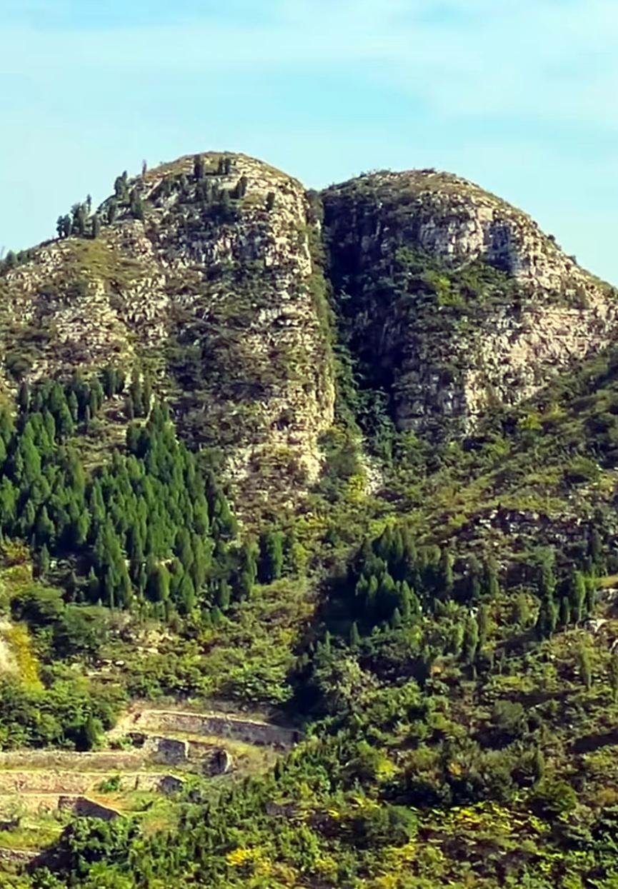 这是济南有名的屁股山，又被当地人称为腚锤子山。不论从远处看，还是到近处看，这座山