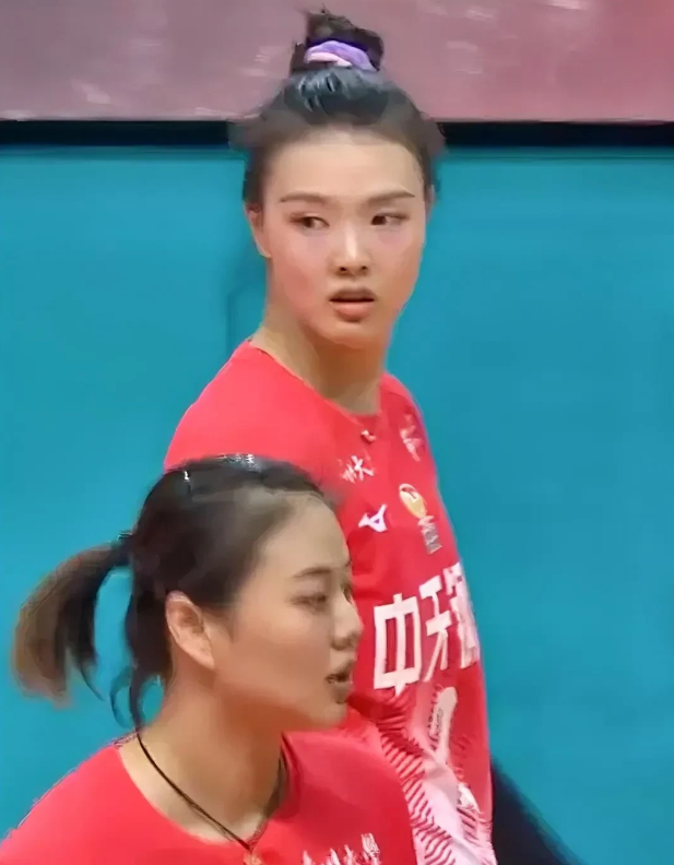张常宁在两场半决赛中，发挥不错。
发球仍有威胁。球在手中转呀转的功夫还没丢。好像