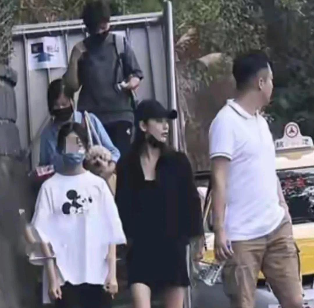 大S家保姆小杨阿姨最近在直播间的一番话引发热议，声称孩子离不开自己照顾，结果转头