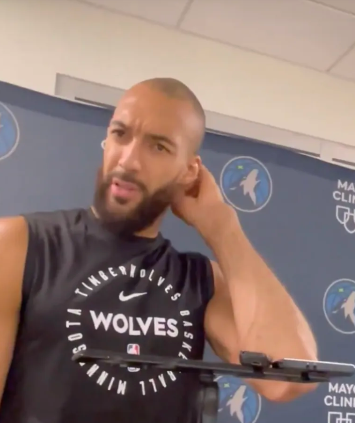 明日NBA比赛森林狼将对阵凯尔特人。
森林狼球员鲁迪-戈贝尔在接受记者采访时谈到