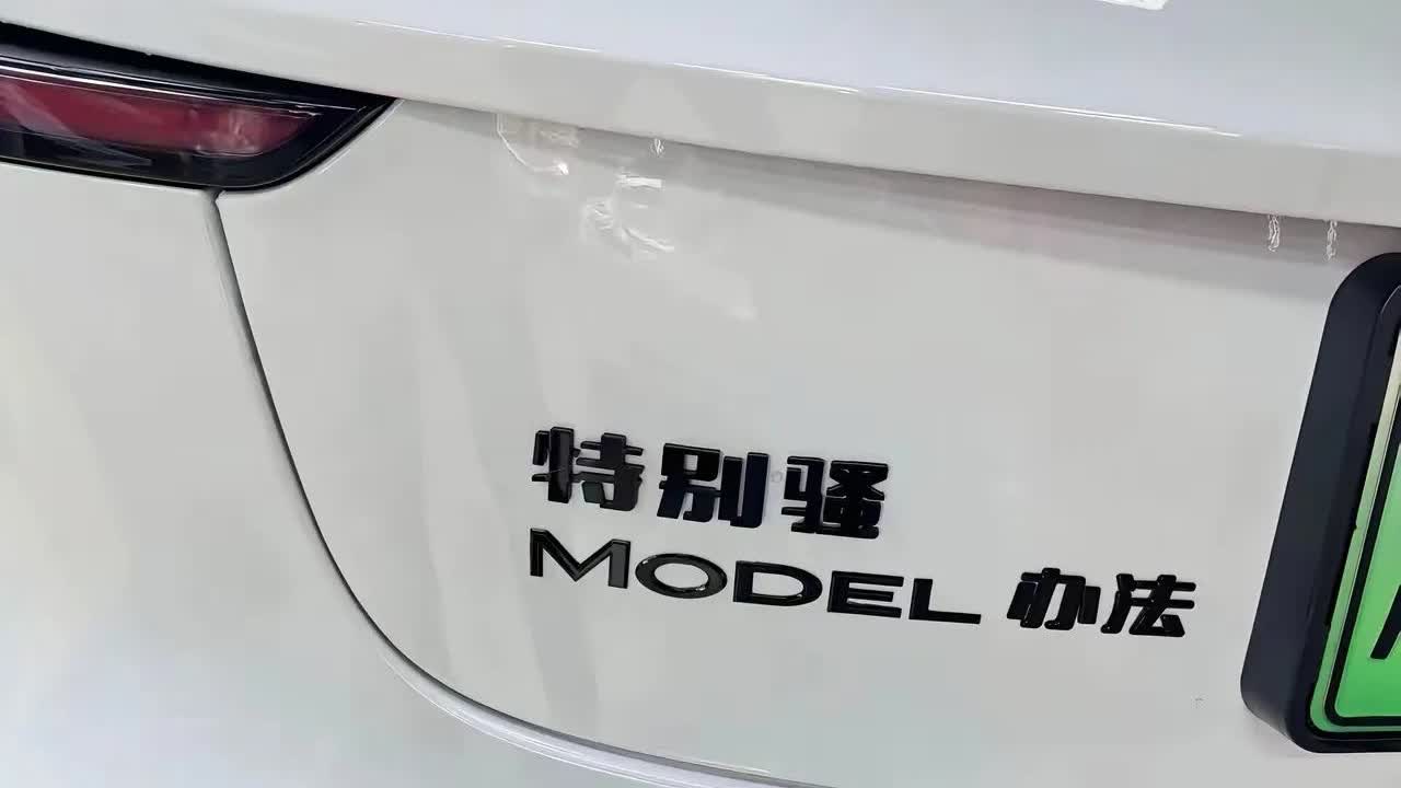 贴车贴，是用幽默掩饰路怒吗？

真的搞不懂，都是哪些人会干这样的事？
特别