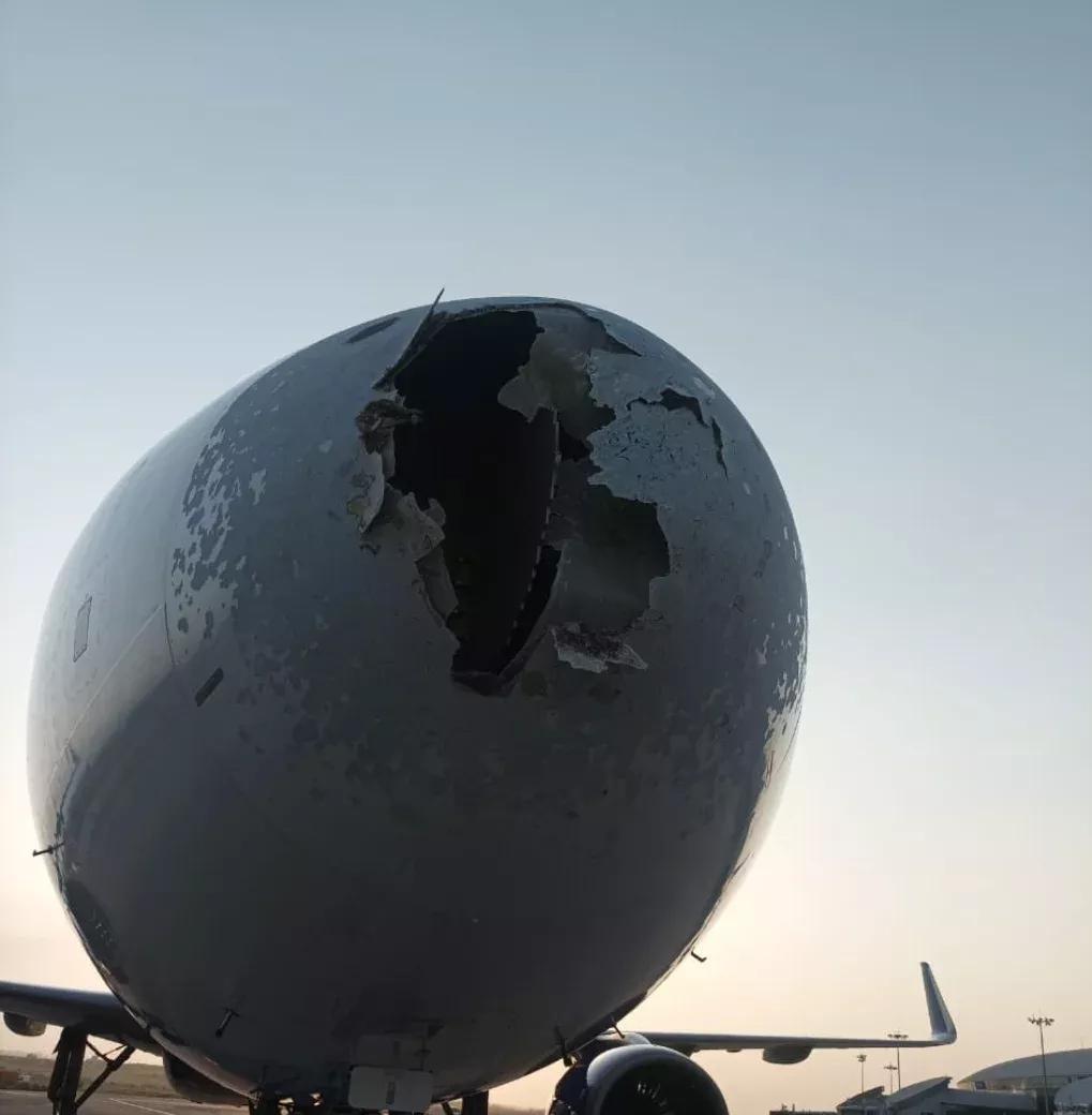 快讯/印度三哥一客机遭遇惊魂一幕
据称这架客机在空中遭遇超级强对流冰雹，碗大的冰