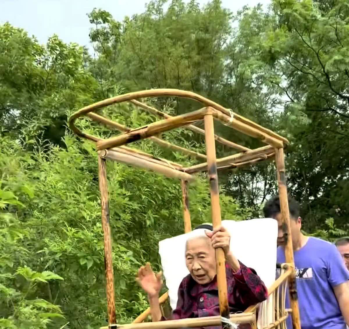 被网上一家孝顺的子女感动到了。

要说现在年轻人能这么豁出去宠老人真少见！
